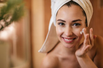 Comment intégrer un soin anti-taches dans sa routine beauté ?